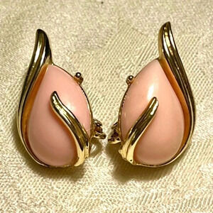 GOLD PLATED PINK LUCITE VINTAGE CLIP-ON WOMENS EARRINGS